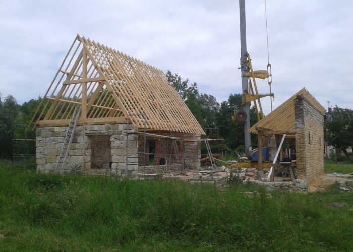 Construction d'un abri et d'une écurie en matériaux anciens