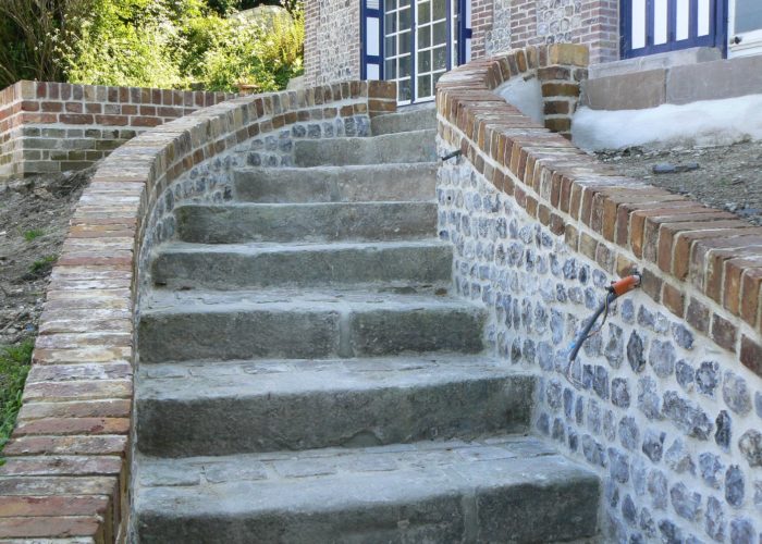 Escalier en pierre et brique, joints à la chaux