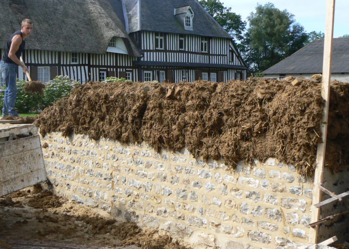 Mur en bauge - construction en cours