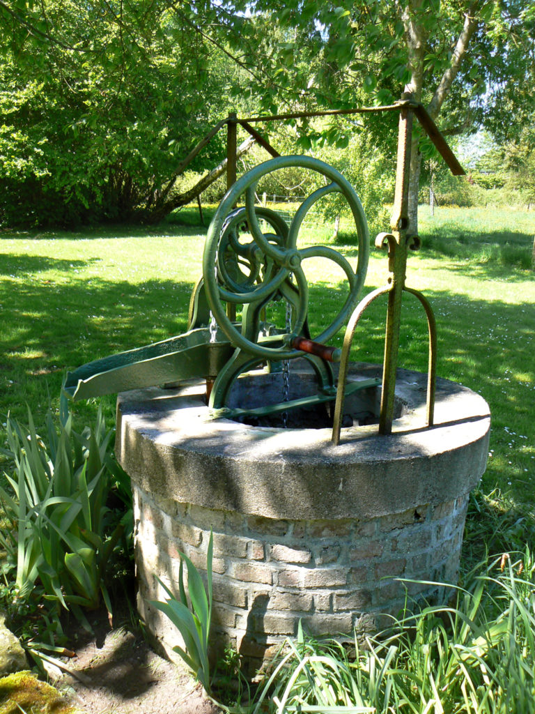 Aménagement du puits avec pompe manuelle 