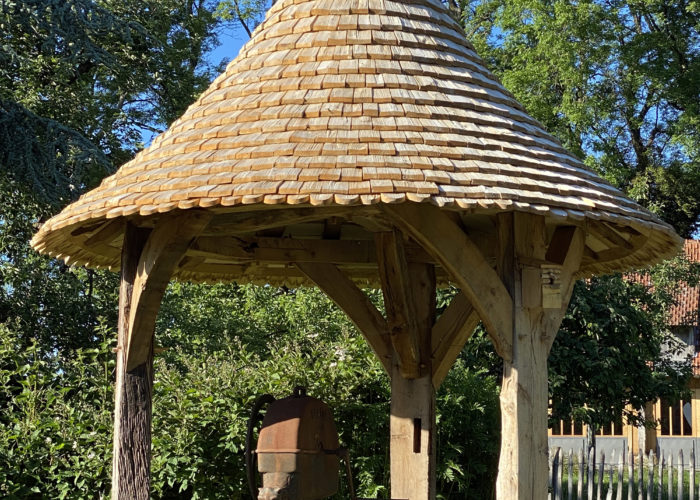 Abri de jardin rond couvert en bardeaux de châtaignier